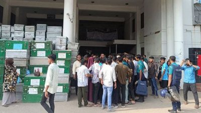 পাসের দাবিতে চট্টগ্রাম শিক্ষা বোর্ডে টানা দ্বিতীয় দিনের মতো বিক্ষোভ করেছেন এইচএসসি পরীক্ষায় ফেল করা শিক্ষার্থীরা