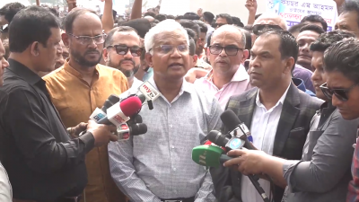 গণমাধ্যমের সঙ্গে কথা বলছেন  ডা. এজেডএম জাহিদ হোসেন
