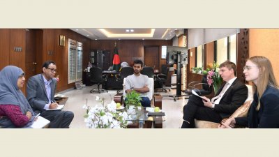 সুইডেনের রাষ্ট্রদূত নিকোলাস উইক্সের সঙ্গে সাক্ষাৎ করেন শ্রম ও কর্মসংস্থান মন্ত্রণালয়ের উপদেষ্টা আসিফ মাহমুদ (ছবি: পিআইডি)
