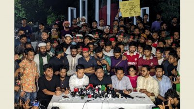 কেন্দ্রীয় শহীদ মিনারে বৈষম্যবিরোধী ছাত্র আন্দোলনের সংবাদ সম্মেলন