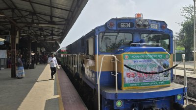 প্রথম দিনেই কৃষিপণ্য বা খাদ্যসামগ্রী বুকিং ছাড়াই যশোর থেকে ঢাকার উদ্দেশে যায় ট্রেনটি