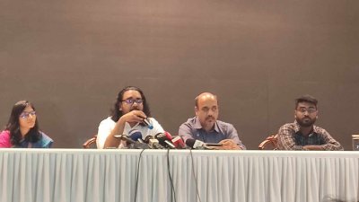 সংবাদ সম্মেলনে বক্তব্য রাখেন প্রধান উপদেষ্টার উপ প্রেস সচিব অপূর্ব জাহাঙ্গীর