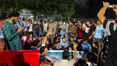 বঙ্গভবনের সামনের নিরাপত্তা ব্যারিকেড ভেঙে ভেতরে প্রবেশের চেষ্টা করেছে বিক্ষুব্ধ জনতা