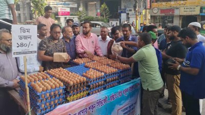 ভ্যানে করে ডিম বিক্রি করছেন ১১ যুবক