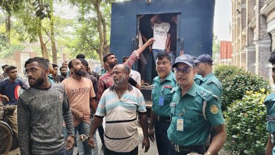 প্রিজনভ্যানে আদালতে আনা হয় আসামিদের