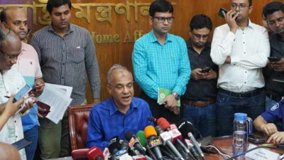 সাংবাদিকদের সঙ্গে কথা বলছেন মো. জাহাঙ্গীর আলম চৌধুরী