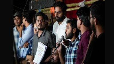 কলকাতায় ১৭ দিন পর অনশন তুলে নিলেন জুনিয়র চিকিৎসকরা।