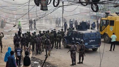 জল কামান থেকে পানি নিক্ষেপ করা হয়