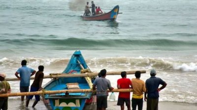 পশ্চিমবঙ্গে ঘূর্ণিঝড় দানা আতঙ্ক। ছবি: পিটিআই