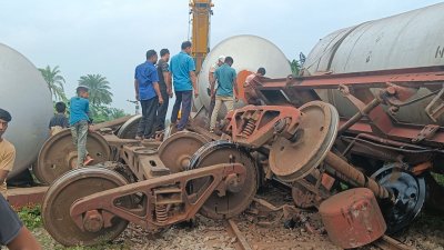তেলবাহী ট্রেনের আটটি ট্যাংকার লাইনচ্যুত হয়েছে