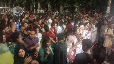 ক্যাম্পাসে বৈষম্যবিরোধী ছাত্র আন্দোলনের আনন্দ মিছিল