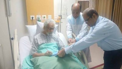 হাসপাতালে চিকিৎসাধীন অবস্থায় ফাইলে সই করছেন  এ. এফ. হাসান আরিফ