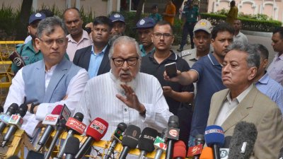 প্রধান উপদেষ্টার সঙ্গে বৈঠকের পর তার বাসভবন যমুনার সামনে সাংবাদিকদের সঙ্গে কথা বলেন  বিএনপির স্থায়ী কমিটির সদস্য নজরুল ইসলাম খান  (ছবি: ফোকাস বাংলা)