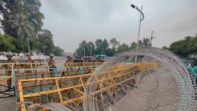 বঙ্গভবনের সামনে কড়া নিরাপত্তা (ছবি: নাসিরুল ইসলাম)