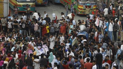 বুধবার দুপুর সাড়ে ১২টায় কয়েকশ’ শিক্ষার্থীকে সায়েন্সল্যাব মোড়ে বিক্ষোভ করতে দেখা যায়। ছবি: সাজ্জাদ হোসেন