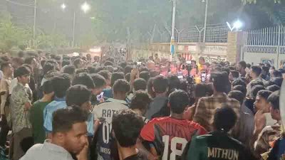 ভিসি চত্বরে বিক্ষোভ মিছিল করেন শিক্ষার্থীরা