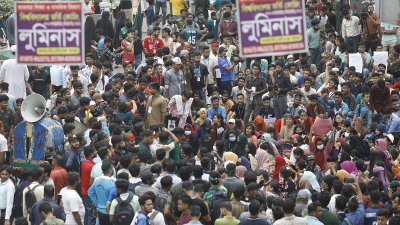 সায়েন্সল্যাব মোড়ে বিক্ষোভ বিক্ষোভ করছেন শিক্ষার্থীরা। ছবি: সাজ্জাদ হোসেন