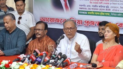 বক্তব্য দিচ্ছেন ড. আসাদুজ্জামান রিপন