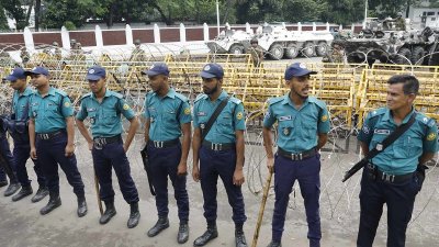 ঙ্গভবন এলাকায়  আইনশৃঙ্খলা রক্ষাকারী বাহিনীর মোতায়েন রয়েছে। ছবি: নাসিরুল ইসলাম