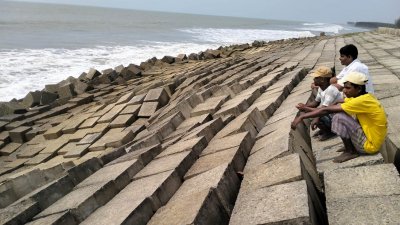 সমুদ্রের মাঝে বসতি হওয়ায় দ্বীপজুড়ে আতঙ্ক