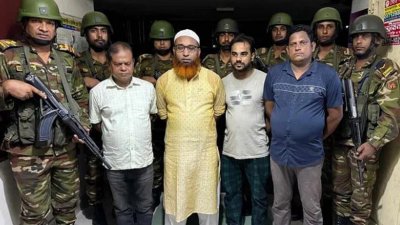 বুধবার দুপুরে তাদের আদালতের মাধ্যমে কারাগারে পাঠানো হয়েছে
