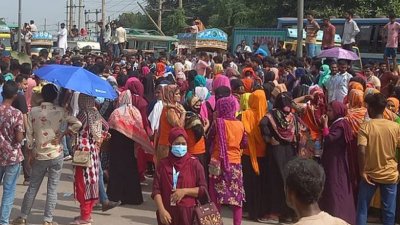 কারখানার শ্রমিকরা ঢাকা-আরিচা মহাসড়ক অবরোধ করে বিক্ষোভ করেছেন