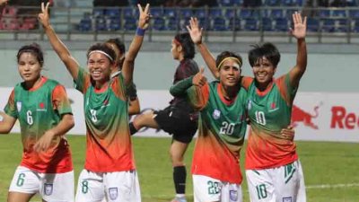 গোলের পর সতীর্থদের সঙ্গে তহুরার (১০ নম্বর) উল্লাস (ছবি: বাফুফে)