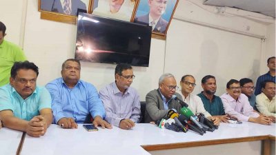 সংবাদ সম্মেলনে বক্তব্য রাখছেন রুহুল কবির রিজভী