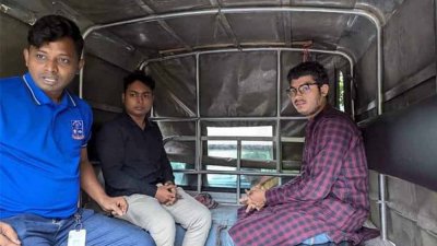 পুলিশ ভ্যানে  হাসান সাইদি ও কাজী শিহাব উদ্দিন তৈমুর