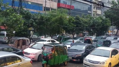 রাজধানীতে বিভিন্ন পয়েন্টে যানজট, ভোগান্তিতে ঘরমুখো মানুষ
