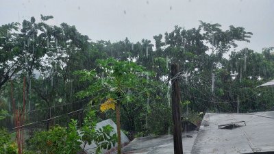 ঘূর্ণিঝড় দানার প্রভাবে সকাল থেকে বৃষ্টি হচ্ছে উপকূলীয় জেলা বরগুনায়