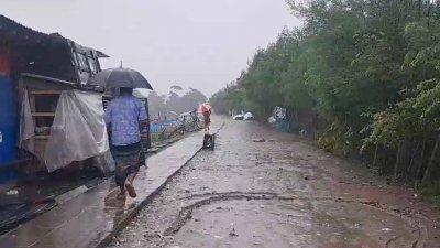 সকাল থেকে বাগেরহাটের আকাশে কালো মেঘ, উপকূল জুড়ে শুরু হয়েছে বৃষ্টি