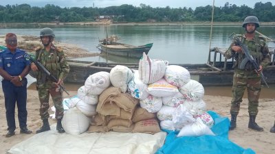 নৌকায় করে পাচার করা হচ্ছিল টিসিবির চাল