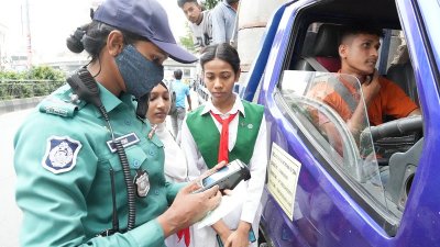 ঢাকা মহানগর এলাকায় ট্রাফিক শৃঙ্খলা রক্ষায় ডিএমপির ট্রাফিক বিভাগ অভিযান চালায়