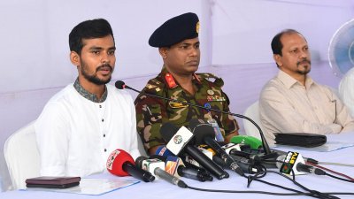 অনুষ্ঠানে বক্তব্য রাখছেন উপদেষ্টা আসিফ মাহমুদ সজীব ভূঁইয়া
