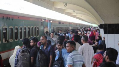 ট্রেনের শিডিউল ভেঙে পড়ায় যাত্রীদের ভোগান্তি (ছবি: নাসিরুল ইসলাম)