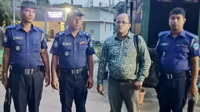 আখাউড়া স্থলবন্দর এলাকা থেকে সুজন কান্তি দেকে আটক করা হয়