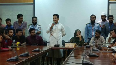 বৈষম্যবিরোধী ছাত্র আন্দোলনে নিহত ও আহতদের পরিবারের সদস্য এবং ছাত্রদের সঙ্গে মতবিনিময় সভায় বক্তব্য দিচ্ছেন বৈষম্যবিরোধী ছাত্র আন্দোলনের অন্যতম সমন্বয়ক সারজিস আলম