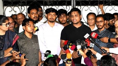 সাংবাদিকদের সঙ্গে কথা বলছেন হাসনাত আবদুল্লাহ