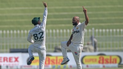 ১০ উইকেট নিয়েছেন সাজিদ খান।