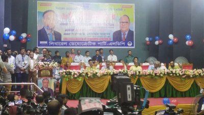 অনুষ্ঠানে বক্তব্য রাখছেন লিবারেল ডেমোক্রেটিক পার্টির (এলডিপি) প্রেসিডেন্ট কর্নেল (অব.) অলি আহমদ