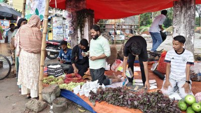 খুলনার শিববাড়ি মোড়ে শিক্ষার্থীদের ‘বিনা লাভের দোকান’