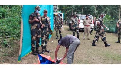 বিজিবি এবং বিএসএফের উপস্থিতিতে ভারতীয় পুলিশ মরদেহটি হস্তান্তর করে