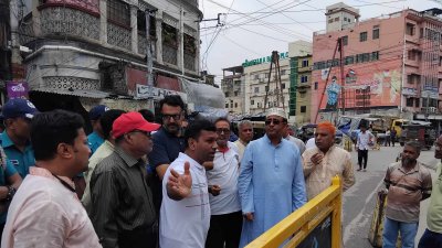 রাজশাহী মহানগরের যানজট পরিদর্শন করছেন আরএমপি কমিশনার।