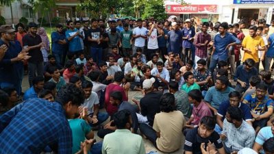সিলেট কৃষি বিশ্ববিদ্যালয়ের প্রশাসনিক ভবনে তালা দিয়ে ক্লাস-পরীক্ষা বর্জন করেন শিক্ষার্থীরা