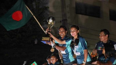 ছাদখোলা বাসে সানজিদারা।