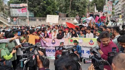 মঙ্গলবার প্রায় ৫ ঘণ্টা রাজধানীর সায়েন্সল্যাবের সড়ক অবরোধ করে রাখেন সাত কলেজের শিক্ষার্থীরা