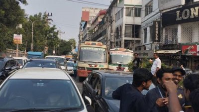 যানজটে নাকাল নগরবাসী। ছবি: আতিক হাসান শুভ