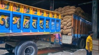 ভার‍ত থেকে আসা পেঁয়াজের ট্রাক