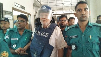 আদালত চত্বরে আবদুস শহীদ